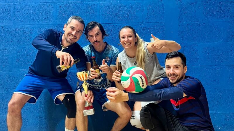Les équipes granvillaises brillent au tournoi d’Halloween à Caen 🎃🏐
